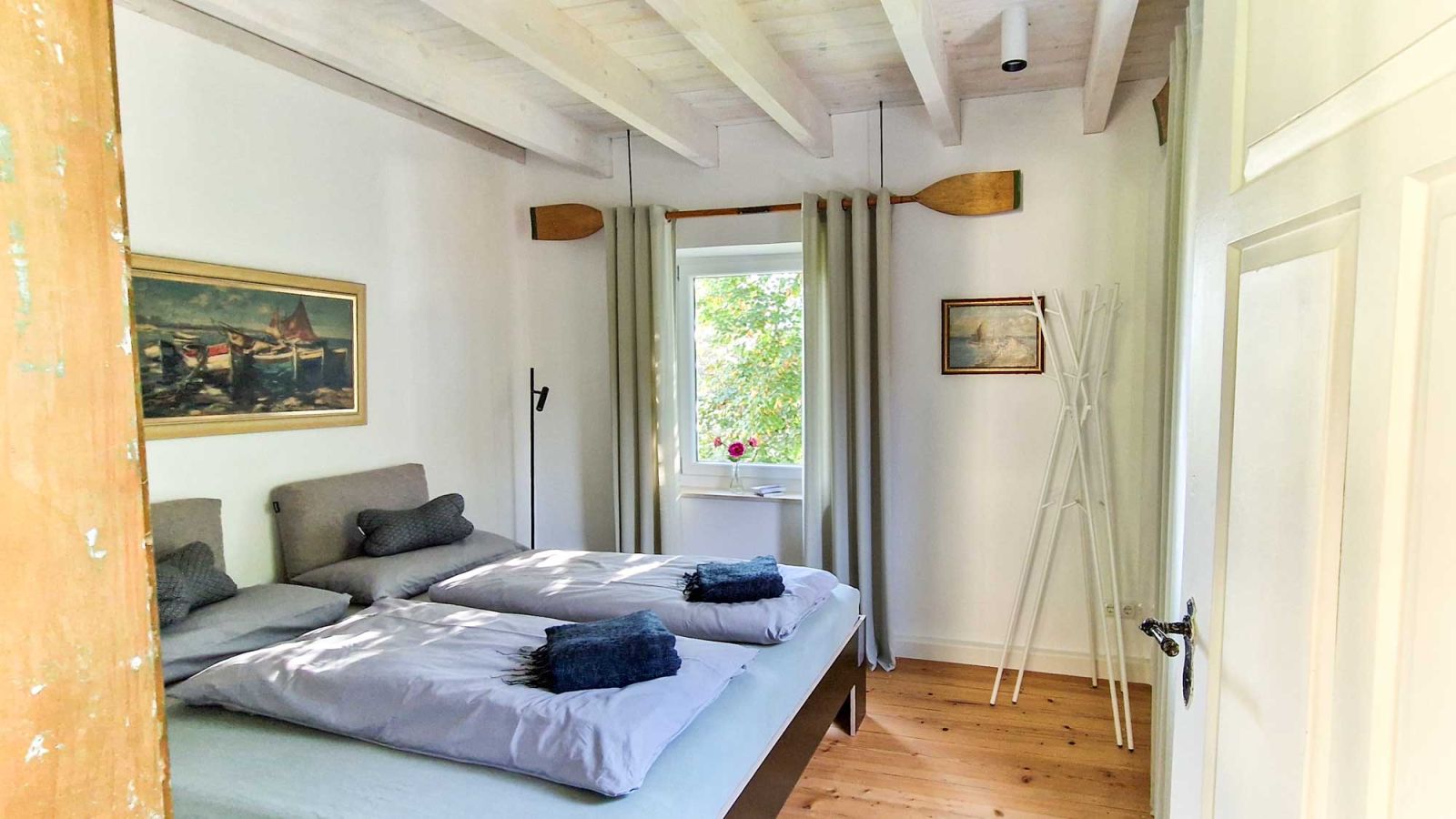 Schlafzimmer Doppelbett im Ferienhaus am Simssee