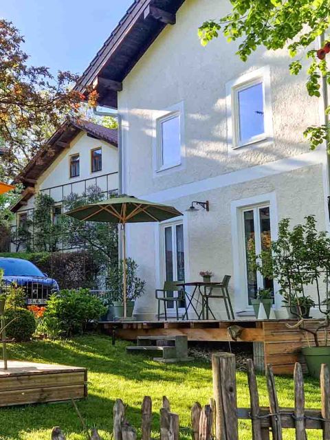 Garten Blick auf das Ferienhaus am Simssee