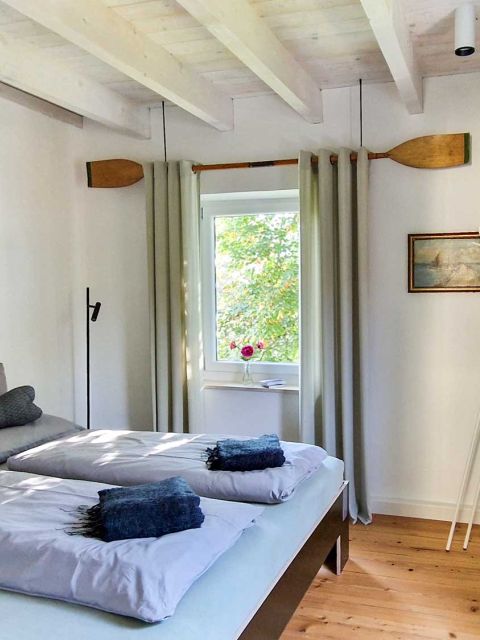 Schlafzimmer Doppelbett im Ferienhaus am Simssee