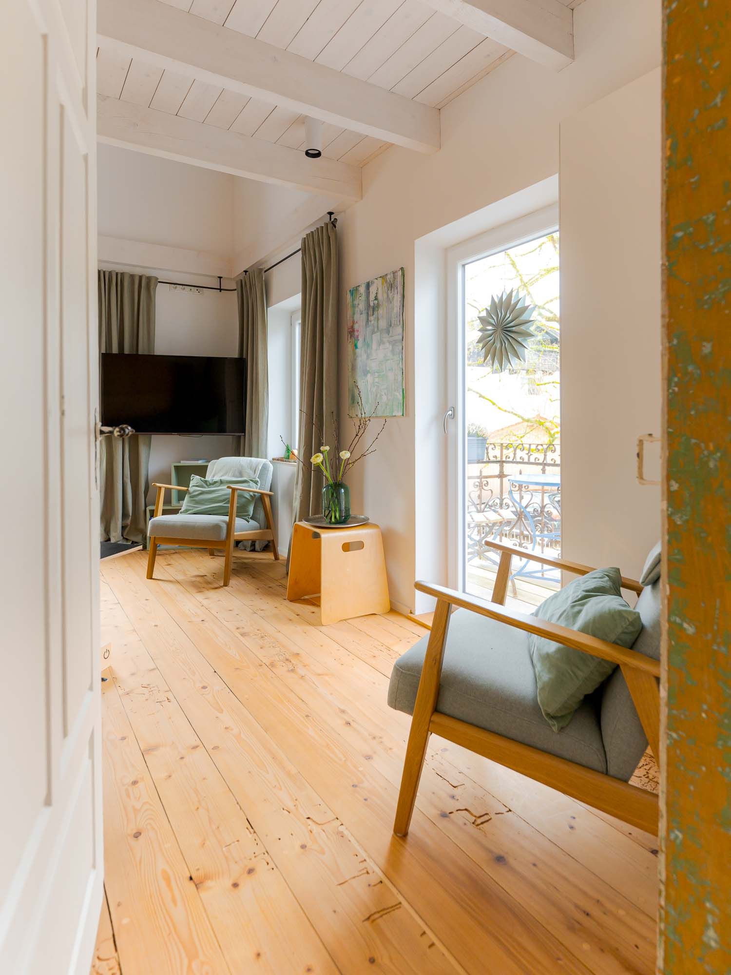 3x4-wohnzimmer-ferienhaus-simssee-01